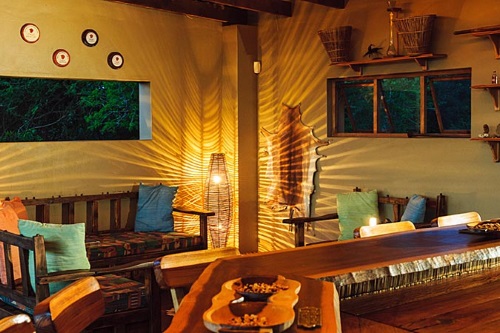 Umkhumbi Lodge bar lounge